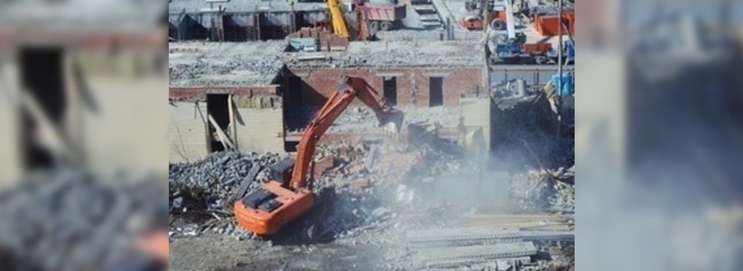 В Екатеринбурге снесли многоквартирный жилой дом на улице Ломоносова - 31 марта 2015 года