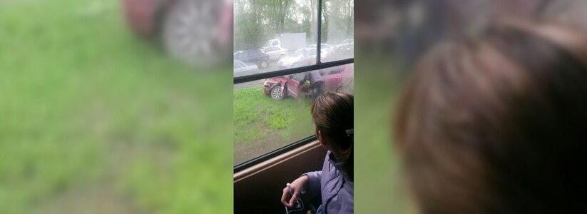 В Екатеринбурге на Уралмаше студентка торопилась на экзамены и попала в ДТП с трамваем - фото 19 мая 2015 года