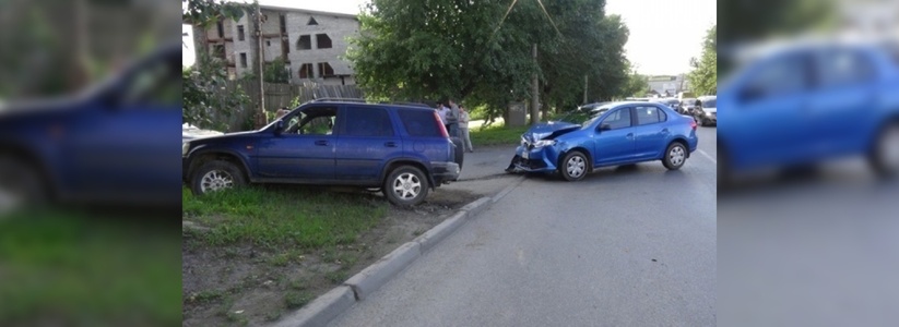 ДТП в Екатеринбурге - водитель «Хонды» протаранил «Рено» с женщиной и ребенком - 22 июля 2015