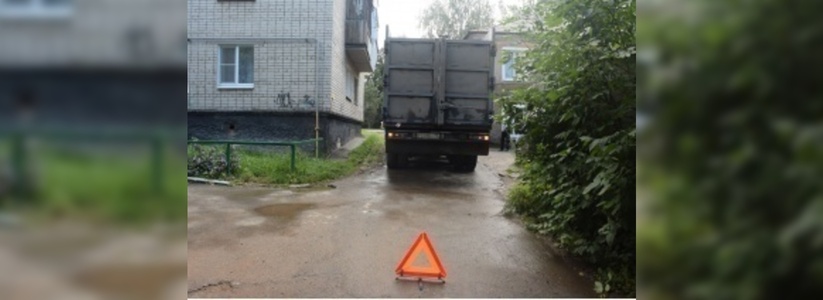 В Екатеринбурге на улице Энтузиастов «КамАЗ» насмерть сбил пешехода