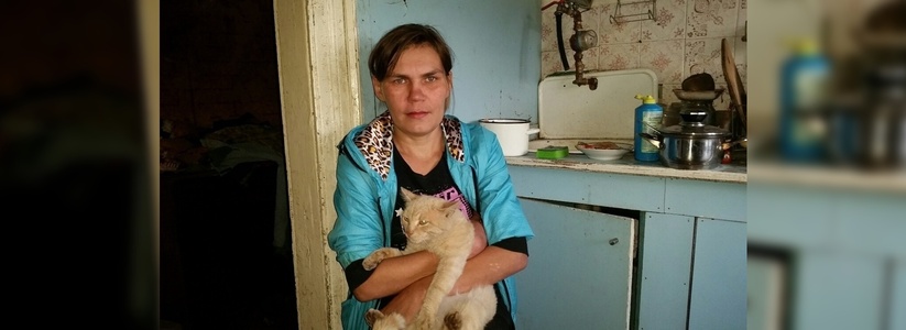 Мать из Богдановича, которая спала пьяная, пока дети ползали по трассе: «Дома нормальные условия. Пойдемте, покажу»