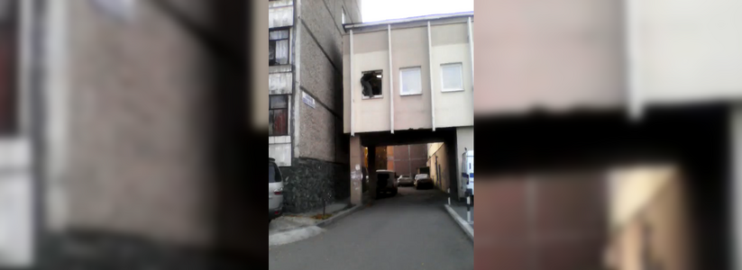 В Екатеринбурге мужчина пытался выпрыгнуть из окна полиции и просил прохожих о помощи 29 сентября 2015 года – видео