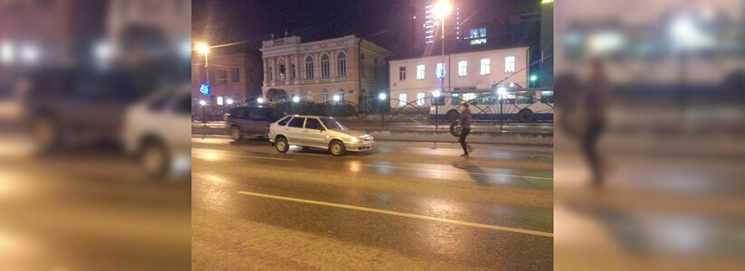 В центре Екатеринбурга у автомобиля на ходу отлетело колесо - 2 октября 2015 года