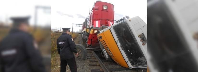 В Тавде пассажирский поезд столкнулся с КамАЗом - 4 октября 2015 года