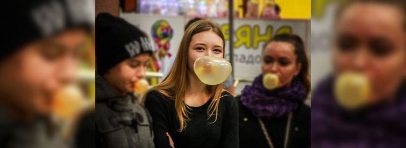 В Екатеринбурге определили чемпиона по надуванию пузырей из жевательной резинки - 4 октября 2015 года