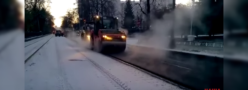 В Екатеринбурге дорожники ремонтируют дороги в снег - 10 октября 2015