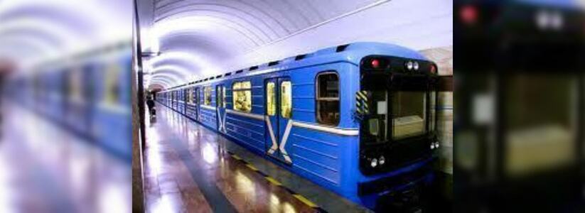 В Екатеринбурге пьяный молодой человек зашел в тоннель метрополитена на станции Проспект Космонавтов - 17 октября 2015 года