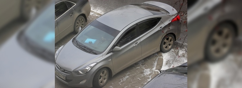 В Екатеринбурге на перекрестке улиц Антона-Валека – Маршала Жукова полицейский оставил свою машину на тротуаре - октябрь 2015