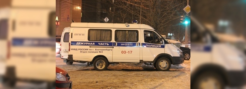 В Березовском трое парней издевались над бомжами: били бутылками и битой, а после закололи ножницами одного из бездомных