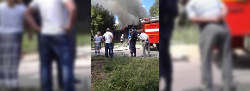 На Сортировке горит частный дом рядом с Никольским кладбищем