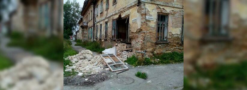 На Урале в Ирбите обрушилась часть двухэтажного жилого дома