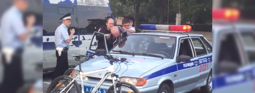В центре Екатеринбурга велосипедист во время задержания разбил нос полицейскому - 1 августа
