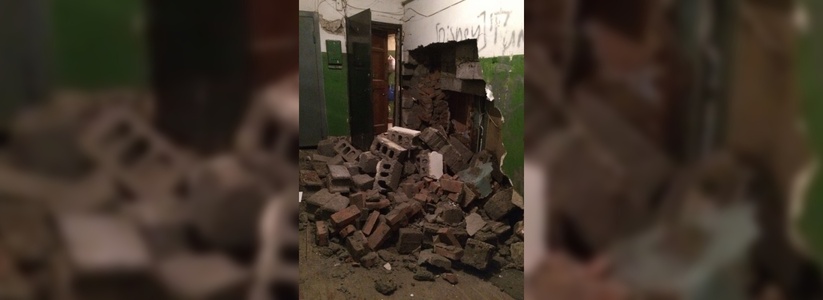 В Екатеринбурге в жилом доме на улице Энтузиастов снова обрушилась стена