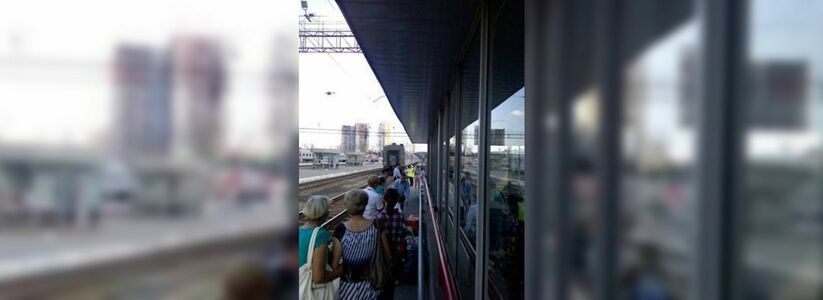 В Екатеринбурге на железнодорожном вокзале от жары умер молодой мужчина, скорая на вызов не поехала