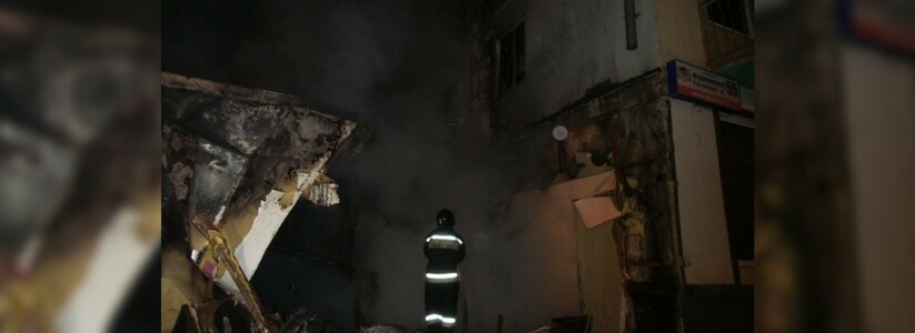 Целый дом пришлось эвакуировать в Екатеринбурге из-за горевшего заброшенного магазина на Фурманова