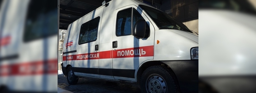 В Екатеринбурге 28 августа на Пальмиро Тольятти после столкновения с «Нексией» «Шкода Октавия» врезалась в стену дома. Двое детей пострадали