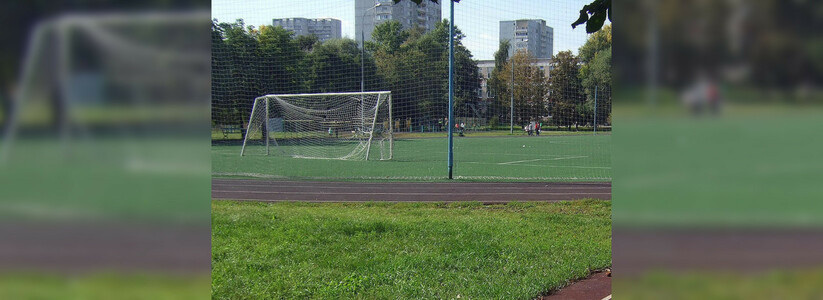 В Екатеринбурге на Уралмаше 26 августа ребенка придавило упавшими футбольными воротами