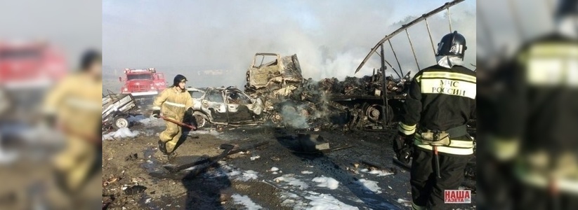 На трассе Екатеринбург-Тюмень, где утром в ДТП погибла семья,спасатели  разбирают сгоревшие автомобили