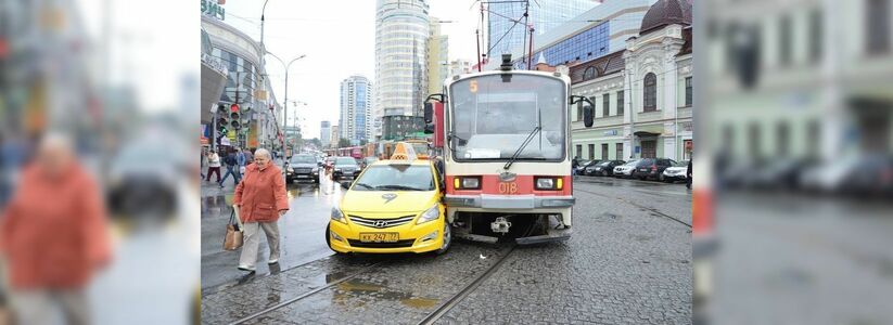 В Екатеринбурге из-за столкновения трамвая и автомобиля Яндекс.Такси образовалась пробка у ТРЦ «Гринвич» – фото