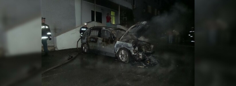 Пожар в Екатеринбурге: на улице Волгоградской сгорели Фольксваген и Форд - фото