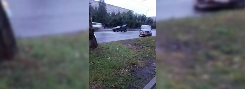 В Екатеринбурге на Крауля столкнулись ВАЗ и «Хёнде» – фото
