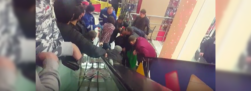 Эскалатор сломал ногу женщине в ТЦ Гранат на улице Амундсена в Екатеринбурге видео - 10 сентября 2016