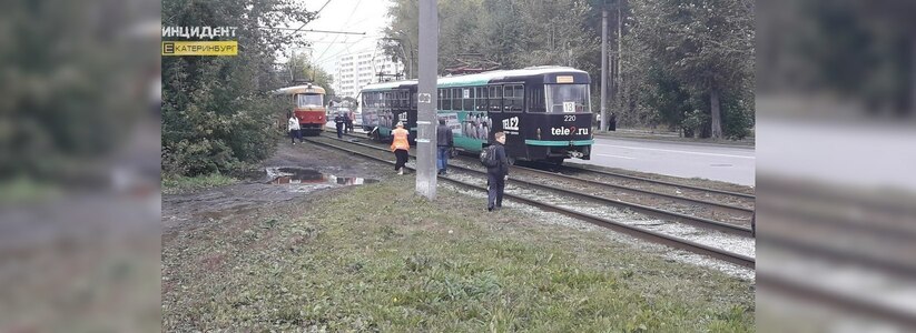 ДТП в Екатеринбурге: на улице Технической Лада столкнулась с трамваем - фото
