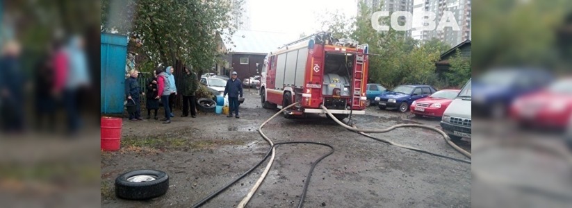 Пожар в Екатеринбурге: на улице Полярников загорелся гараж с газовыми баллонами фото - 13 сентября
