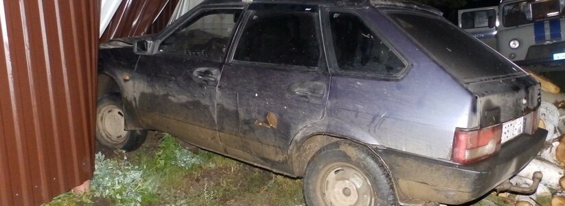 В Каменске-Уральском местный житель протаранил забор на угнанной машине