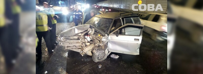 В Екатеринбурге два ВАЗА на Кольцовском тракте 15 сентября повредили ограждение, BMW и устроили массовый затор - фото