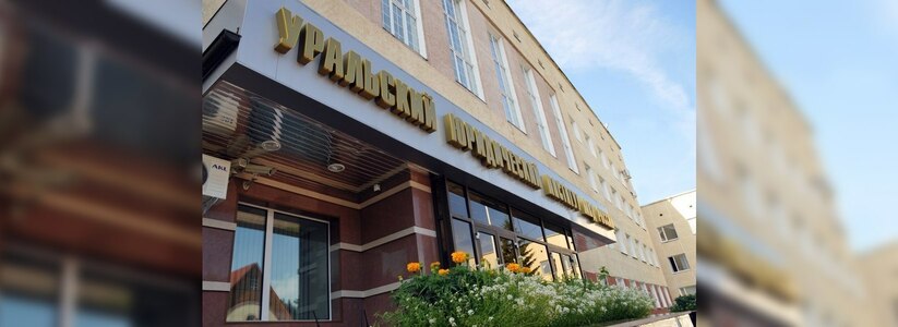 В Екатеринбурге в больницу с признаками острого отравления попали 19 курсантов МВД