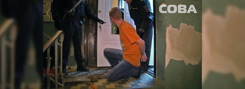 В Екатеринбурге на улице Советской мужчина закрылся в квартире и угрожал убить жену