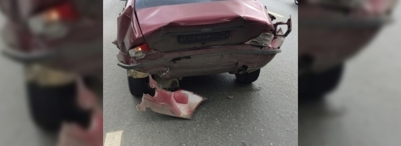 Женщина и подросток пострадали в аварии на Сибирском тракте в Екатеринбурге. Водитель Toyota въехал в стоящий Ford
