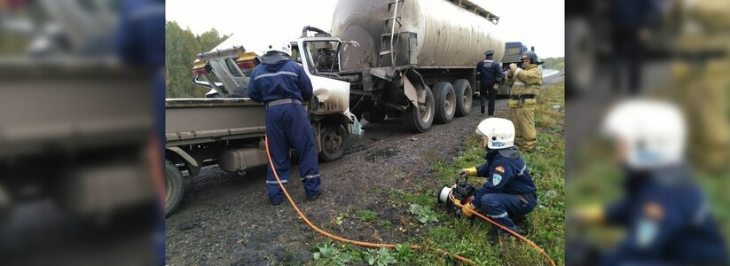 На трассе Челябинск—Екатеринбург водитель грузовичка «Митсубиши» врезался в КАМАЗ, припаркованный на обочине