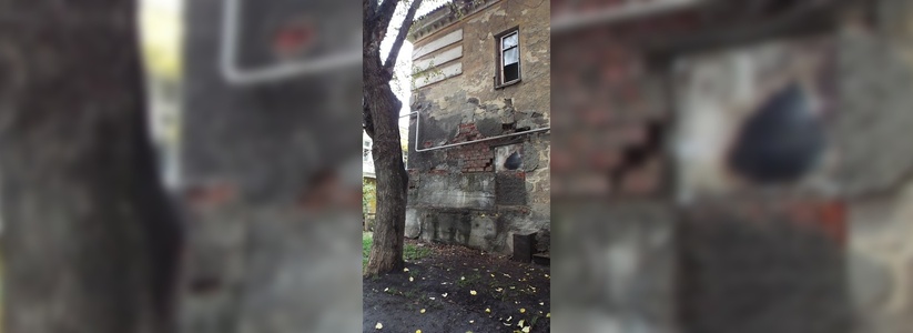 В Екатеринбурге в жилом доме в тупике Балаклавском обрушается дом - фото