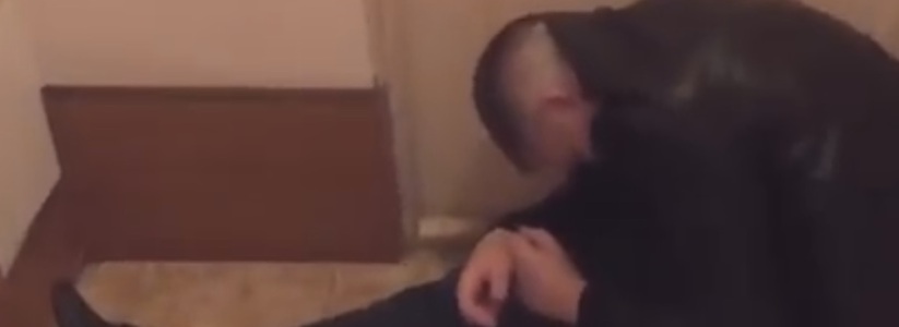 В Свердловской области капитан полиции пьяным буянил в одной из гостиниц Асбеста - видео
