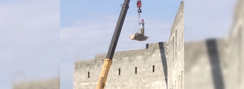 В Нижнем Тагиле сняли видео, как рабочий катается на стреле крана без страховки