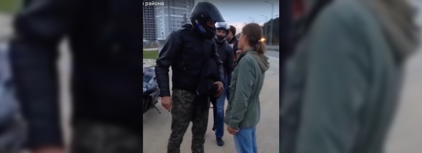 В Екатеринбурге байкеры в спальном районе устроили шоу: сначала гоняли на мотоциклах, а потом полезли в конфликт с местными жителями. Видео