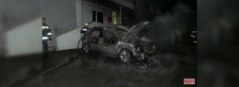 У врачей больницы, где скончался участник стрельбы в Цыганском поселке Екатеринбурга, сожгли машины