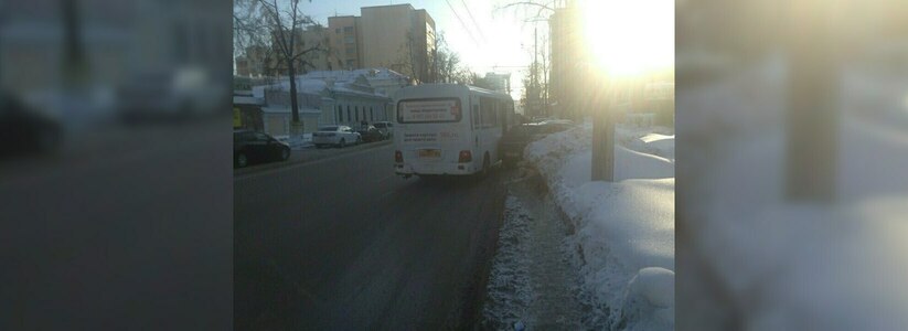 В Екатеринбурге на улице Розы Люксембург пассажирская маршрутка врезалась в иномарку - фото