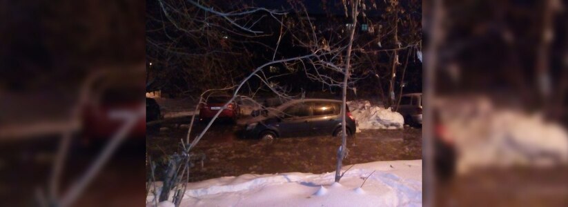 В Екатеринбурге из-за прорыва трубы на Уралмаше затопило улицу 40 лет Октября, в ледяной каше застряли машины и троллейбусы