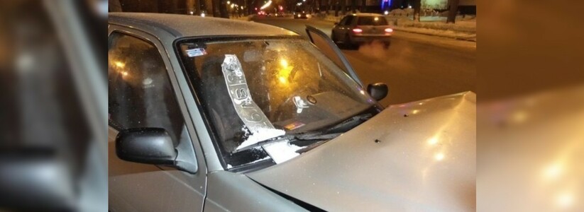 В Екатеринбурге на Уралмаше таксист сбежал после ДТП и бросил свою «Нексию» с пассажирами на дороге
