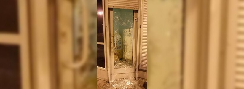 В Екатеринбурге на проспекте Ленина грабители напали на салон сотовой связи