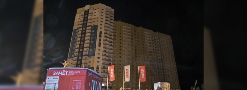 В Екатеринбурге рабочий сорвался с 18-го этажа новостройки на улице Латвийской