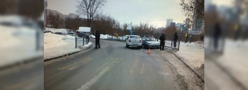 ДТП в Екатеринбурге: на улице Гражданской водитель ВАЗа сбил девушку - фото