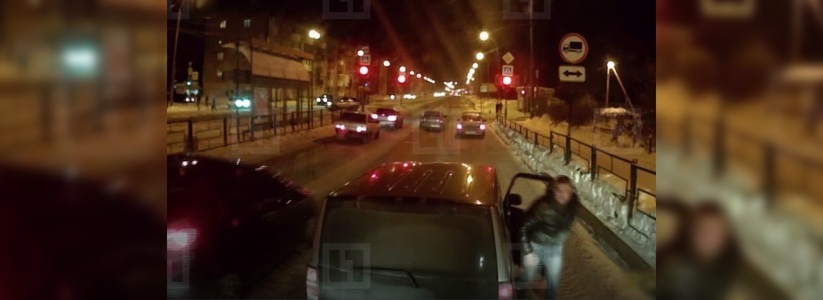 В Екатеринбурге конфликт на дороге на Уралмаше закончился стрельбой: пассажиры «Хонды» набросились на водителя грузовика и обстреляли его - видео