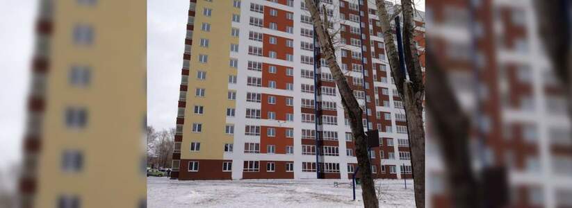 В Екатеринбурге вечером 26 января в Кольцово ребенок залез на карниз на девятом этаже