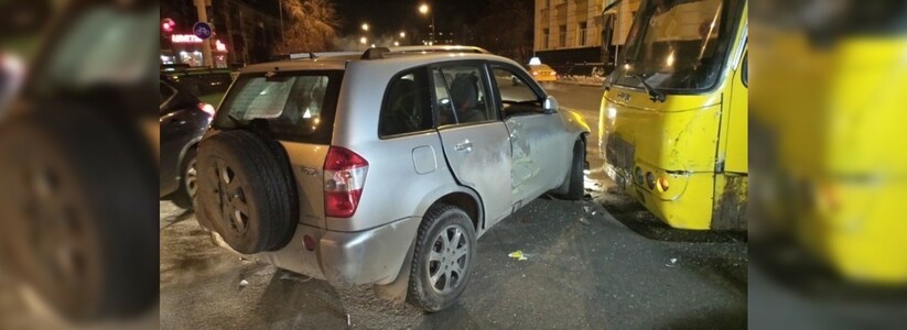 В Екатеринбурге на перекрестке улиц 8 Марта и Фурманова столкнулись два автобуса и иномарка фото - 26 января 2017