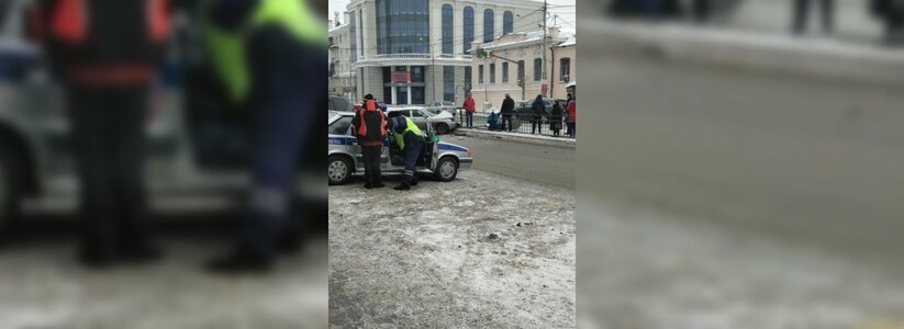 В Екатеринбурге пьяный водитель врезался в остановку с людьми на перекрестке улиц Луначарского и Куйбышева - фото