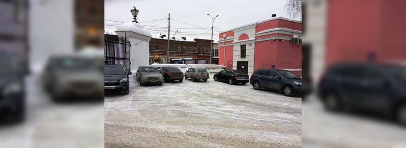 В Екатеринбурге автомобилисты устроили стихийную парковку в Историческом сквере